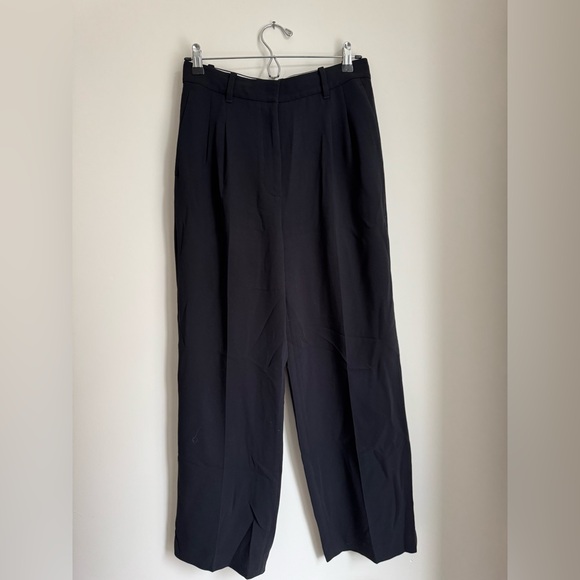 Aritzia | The Effortless Pant | Crepette | Size 6 | Great Condition - Picture 4 of 8